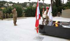 قائد الجيش وضع اكليلا من الزهر على نصب شهداء الجيش في وزارة الدفاع