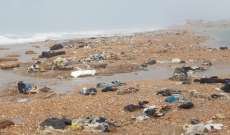 اكوام من النفايات قذفتها الامواج الى شاطئ عكار وشكوى من فوضى المكبات 
