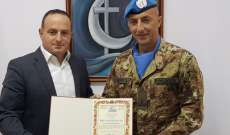 رئيس بلدية قانا الجليل منح شهادة المواطنة الفخرية للجنرال الإيطالي برونو بيشوتا