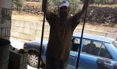 مواطن يقتل ثعبانين بالقرب من منزله بعين قنيا