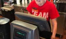 امرأة في التسعينات تعمل لدى مطعم للوجبات السريعة منذ 44 عاماً