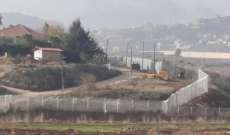 النشرة: دورية إسرائيلية تفقدت السياج الحدودي خلف الجدار العازل وأخرى ركبت أسلاكا وأجهزة مراقبة عليه