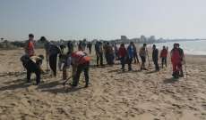 بلدية صيدا واصلت عمليات تنظيف شاطىء المدينة من كتل القطران الأسود