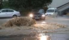 السيول غمرت الشوارع في عدة مناطق بمدينة اسطنبول أمس إثر تساقط الأمطار الغزيرة