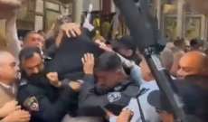 الشرطة الإسرائيلية اعتقلت حارس القنصل اليوناني بالقدس بعد الاعتداء عليه داخل كنيسة القيامة