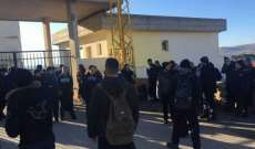 النشرة: طلاب دير الأحمر نظموا وقفة احتجاجية أمام ثانوية البلدة 