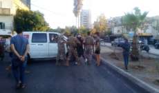 النشرة: الجيش أوقف 3 ناشطين اثناء قطع الطريق عند مستديرة مرجان في صيدا