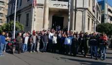 عمال بلدية طرابلس اقفلوا ابواب مصرف لبنان لليوم الثاني ومنعوا الموظفين من الدخول