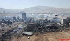 "التايمز": سوريون يفرون بعدما أضرم السكان النار في مخيم المنية للاجئين