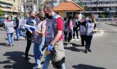 متطوعو مؤسسة الحريري وجمعيات باشروا بتوزيع القسائم الشرائية في صيدا