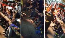 17 شخصا يمسكون ثعبانا عملاقا بالقرب من مطعم تايلاندي