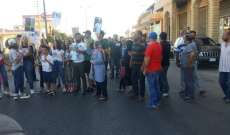 النشرة: قطع طريق رياق للمطالبة بمتابعة ملف علي درويش المسجون في اميركا   