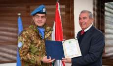 رئيس بلدية بيت ليف منح المواطنة الفخرية للجنرال آبانيارا
