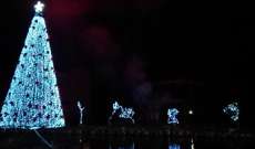 اضاءة شجرة الميلاد العائمة على المياه في بلدة اليمونة
