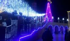اضاءة زينة الميلاد في باحة كنيسة سيدة بشوات في البقاع الشمالي
