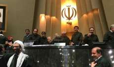 البرلمانيون الايرانيون یحضرون في مجلس الشوری الاسلامي بزي الحرس الثوري