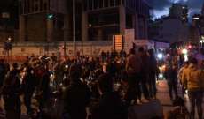 النشرة: المتظاهرون يقطعون الطريق عند تقاطع برج المر