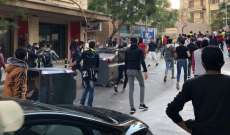 النشرة: متظاهرون يقطعون شارع القنطاري بحاويات النفايات