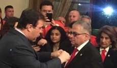 سفير فرنسا يقلد رئيس الصليب الأحمر وسام الإستحقاق الوطني الفرنسي 