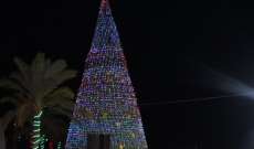 إضاءة شجرة الميلاد عند مدخل مدينة صور