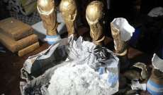 توقيف عصابة في الأرجنتين حاولت تهريب كميات من الكوكايين في مجسمات لكأس العالم