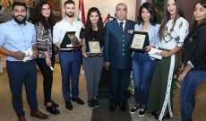 توزيع الجوائز على الفائزين بمسابقة رسم فني من وحي عيدَيْ الجيش والاستقلال