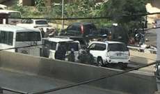 جريح بحادث سير بين حافلة تابعة للـUN وعدد من السيارات على جسر الحازمية