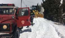 الدفاع المدني تعمل على فتح طرقات غمرتها الثلوج في أعالي كسروان
