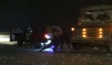 انقاذ 15 سيارة احتجزتها الثلوج على طريق المروج الزعرور