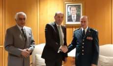 وصول وزير الدفاع الإيرلندي إلى بيروت في زيارة رسمية