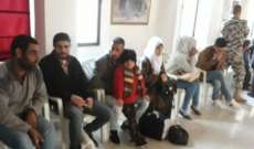  النشرة: تجمع عدد من النازحين بالنبطية بانتظار وصول الحافلات لنقلهم الى سوريا