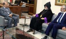 الرئيس عون تسلم دعوة للاحتفال باليوبيل الخمسين لرسامة الكاثوليكوس ارام الأول