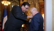 الرئيس الفرنسي منح امين عام جمعية مصارف لبنان وسام جوقة الشرف من رتبة فارس