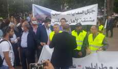 النشرة:ناشطون وجمعيات ونقابات بطرابلس يعتصمون احتجاجا على روائح المكب بالمدينة