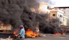 قطع شوارع في عدن بالحجارة والإطارات المشتعلة احتجاجا على الأوضاع الإقتصادية