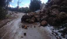 انهيار صخور وأتربة على طريق في بلدة نمرين الضنية اثر تساقط الأمطار