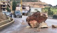 إنهيار صخري في بلدة دلبتا الكسروانية ادى الى قطع الطريق العام
