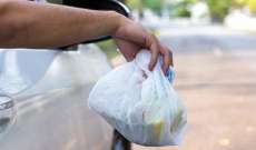 ما حقيقة مخالفة رمي النفايات من نوافذ السيارات؟