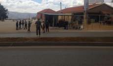 محتجون قطعوا طريق المصنع راشيا بالحجارة والسواتر الترابية