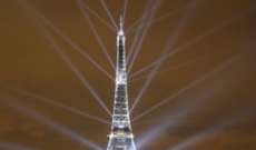 إضاءة برج إيفل تضامناً مع الطواقم الطبية في مكافحة كورونا مرفقة برسالة شكر لهم