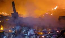 النشرة: عناصر من إطفاء صيدا يشاركون في مكافحة حريق معمل رينغو