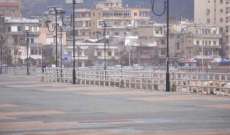 اخلاء المواطنين على كورنيش صيدا البحري برشهم بالمياه لخرقهم قرار التعبئة