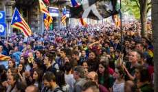 مسيرات مؤيدة وأُخرى معارضة لانفصال كتالونيا في برشلونة بعد أعمال العنف 