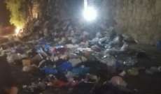 شبان أفرغوا النفايات على الطريق العام بين حاروف والنبطية احتجاجا على عدم جمع النفايات