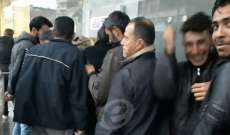 النشرة: طوابير للنازحين السوريين أمام أحد المصارف بالنبطية لسحب مساعدات التدفئة