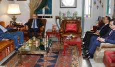 جنبلاط عرض التطورات مع السفير المصري وريفي