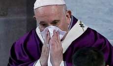 المرض يجبر البابا على إلغاء حدث في روما بعد يوم من تضامنه مع المصابين بكورونا ومصافحته بعضهم