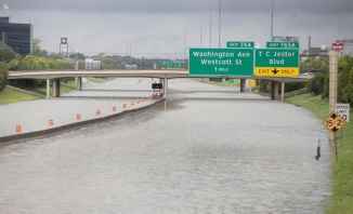 هارفي اسفر عن فيضانات كارثية في هيوستن ما ادى لاغلاق الطرقات والمطارات