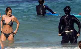 طرد أسترالية مسلمة من شاطئ فرنسي لارتدائها البوركيني