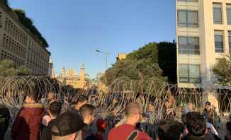 المتظاهرون يحاولون إزالة السياج الشائك قرب مبنى "النهار" والقوى الأمنية تتدخل